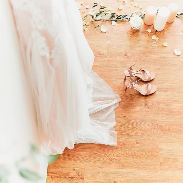 .
.
.
.
.
.
.
#brautkleid #brautkleider #brautschuhe #brautmode#brautmoden #hochzeitsbilder #wedding #weddingday #hochzeitskleid #weddingdress #weddingshoes #traumhochzeit #hochzeitsfotograf #love #liebe #hochzeitsfotos #heiraten #hochzeitskleid #hochzeitsfotograftirol #hochzeitsfotografie #hochzeitsinspiration #weddingmoments #hochzeit2021 #weddinginspiration #tirol #justmarried #married, Workshop: @kathleenjohncoaching, Workshop Location: @aurora.kreativ, Organisation, Deko, Konzept & Styling: @karinagarosaphotography & @manuelayvonnemensing_flowers, Brautpaar: @gediiiii & Julian, Hair & Make-Up: @hottbrides, Schmuck: @runde_ringe, Blumen: @manuelayvonnemensing_flowers, Kleid: @brautchalet, Papeterie: @atelier_garosa, Catering: @hof_kitchen, Video & Behind the Scenes: @joel_jungge @haveacam_com & @sofi_patrizio_weddings
