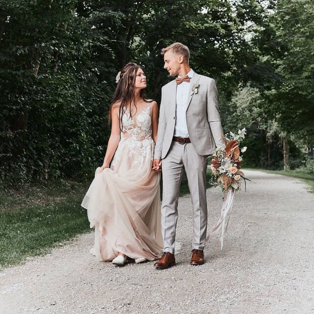 When I saw you I fell in love, and you smiled because you knew.
-Arrigo Boito-
.
.
.
.
.
.
.
#hochzeitsbilder #wedding #weddingday #hochzeit #traumhochzeit #hochzeitsfotograf #love #liebe #smile #hochzeitsfotos #heiraten #brautpaar #brautpaarshooting #hochzeitsfotograftirol #hochzeitsfotografie #hochzeitsinspiration #inlove #iloveyou #weddingmoments #hochzeit2021 #weddinginspiration #tirol #justmarried #married, Workshop: @kathleenjohncoaching, Workshop Location: @aurora.kreativ, Organisation, Deko, Konzept & Styling: @karinagarosaphotography & @manuelayvonnemensing_flowers, Brautpaar: @gediiiii & Julian, Hair & Make-Up: @hottbrides, Schmuck: @runde_ringe, Blumen: @manuelayvonnemensing_flowers, Kleid: @brautchalet, Papeterie: @atelier_garosa, Catering: @hof_kitchen, Video & Behind the Scenes: @joel_jungge @haveacam_com & @sofi_patrizio_weddings