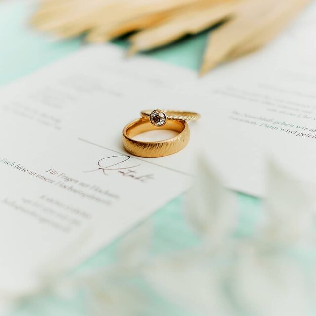 Eheringe
.
.
.
.
.
.
.
#hochzeitsbilder #wedding #weddingday #hochzeit #traumhochzeit #hochzeitsfotograf #love #liebe #hochzeitsfotos #heiraten #ringe #eheringe #brautpaarshooting #hochzeitsfotograftirol #hochzeitsfotografie #hochzeitsinspiration #braut #weddingmoments #hochzeit2021 #weddinginspiration #tirol #justmarried #married, Workshop: @kathleenjohncoaching, Workshop Location: @aurora.kreativ, Organisation, Deko, Konzept & Styling: @karinagarosaphotography & @manuelayvonnemensing_flowers, Brautpaar: @gediiiii & Julian, Hair & Make-Up: @hottbrides, Schmuck: @runde_ringe, Blumen: @manuelayvonnemensing_flowers, Kleid: @brautchalet, Papeterie: @atelier_garosa, Catering: @hof_kitchen, Video & Behind the Scenes: @joel_jungge @haveacam_com & @sofi_patrizio_weddings